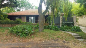 Chalet para 8 o 9 personas, pegado al Bosque Peralta Ramos y a 10 cuadras de las mejores playas del sur de Mar del Plata
